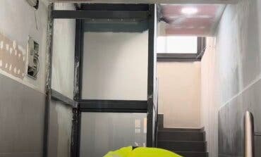 La mujer del hombre fallecido en Entrevías confirma que estaban discutiendo y se precipitaron de forma accidental por el hueco del ascensor