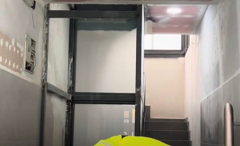 La mujer del hombre fallecido en Entrevías confirma que estaban discutiendo y se precipitaron de forma accidental por el hueco del ascensor