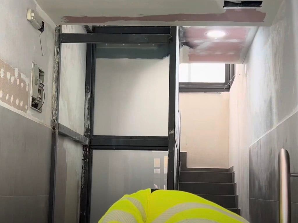 La mujer del hombre fallecido en Entrevías confirma que estaban discutiendo y se precipitaron de forma accidental por el hueco del ascensor