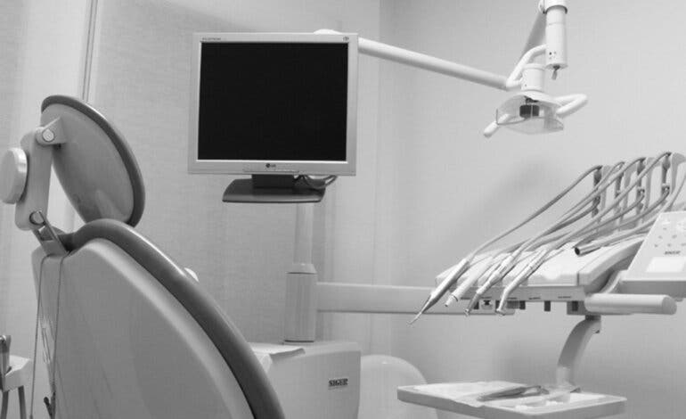 Una clínica dental de Coslada cierra sin previo aviso dejando 150 afectados
