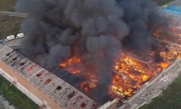 Impresionantes imágenes del incendio de Cobo Calleja donde han ardido toneladas de ropa