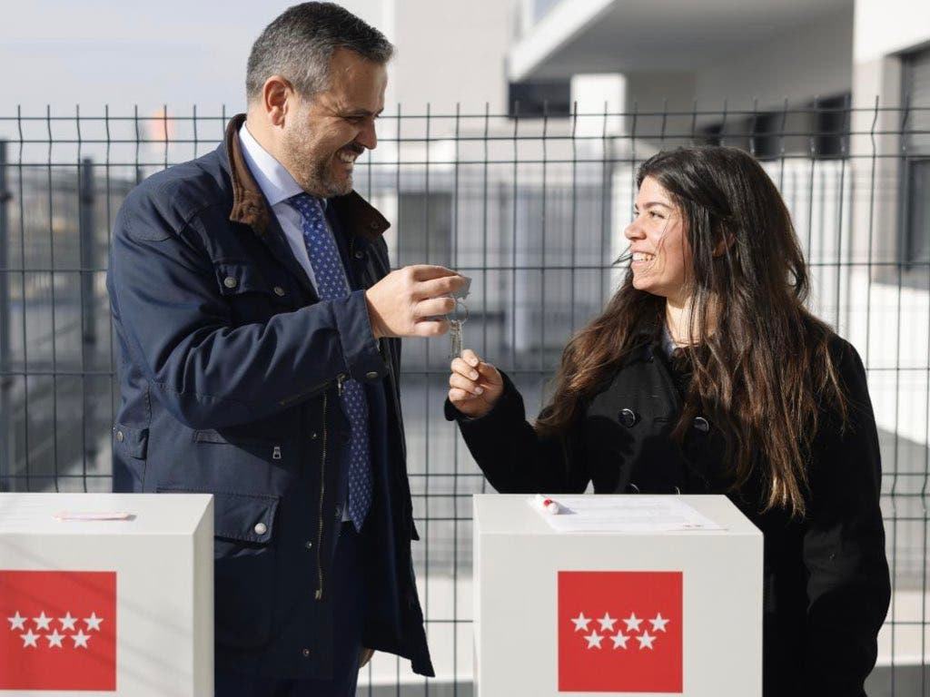 La Comunidad de Madrid entrega las llaves de otras 245 viviendas de alquiler asequible en Getafe 