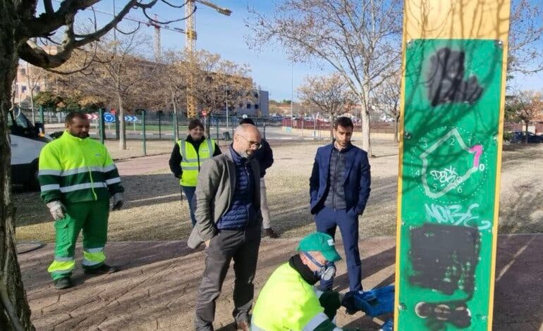 Meco pone en marcha una operación antigrafitis para eliminar pintadas vandálicas 