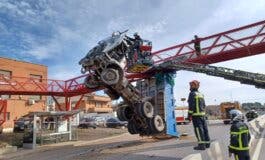 Espectacular accidente de un camión contra un puente en Mejorada del Campo