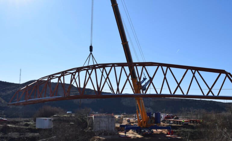 Completada la instalación del puente de Amazon que unirá Mejorada, San Fernando y Torrejón 