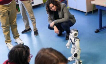 Ayuso presenta a Robic, el robot que ayuda en las aulas a niños con autismo o daño cerebral