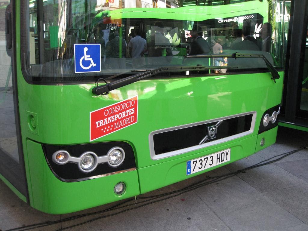 La línea de autobús 824 que une Alcalá y Torrejón con Barajas suma una nueva parada en Alcalá de Henares