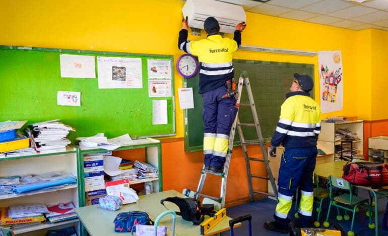 Torrejón de Ardoz avanza en su medida pionera en España instalando aire acondicionado en todas las aulas de los colegios públicos 