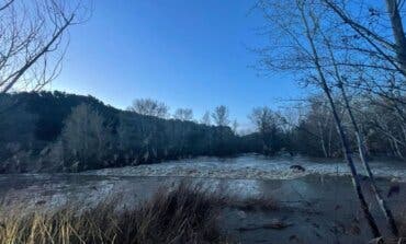El caudal del río Henares alcanza el nivel rojo en Alcalá de Henares, pero se mantiene bajo control