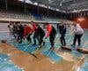 Voluntarios limpian el polideportivo de San Fernando de Henares tras las inundaciones 