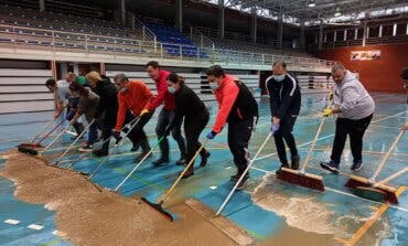 Voluntarios limpian el polideportivo de San Fernando de Henares tras las inundaciones 