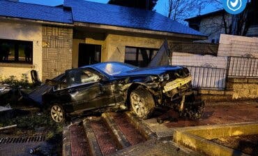 Un joven empotra su coche contra el muro de una vivienda en Collado Villalba 