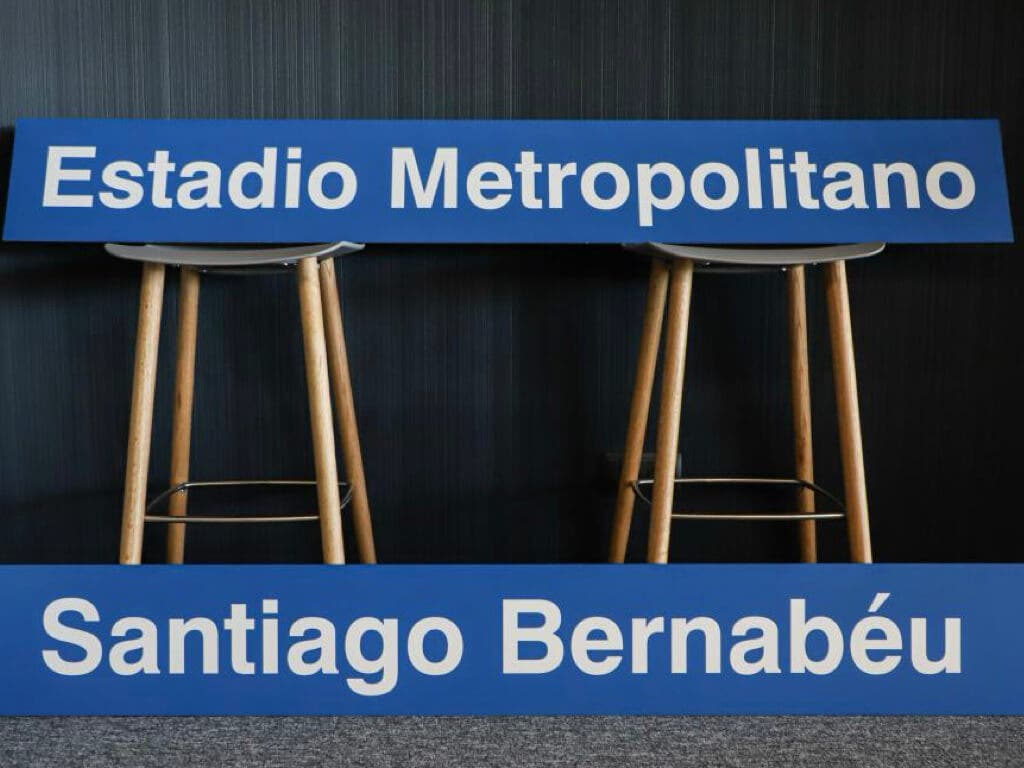 Metro de Madrid sortea lamas de las estaciones Santiago Bernabéu y Estadio Metropolitano por el derbi madrileño de Champions