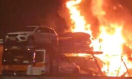 Arde un camión que transportaba coches en la M-45