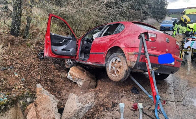 Los Bomberos rescatan a una persona atrapada tras un accidente en Guadalajara