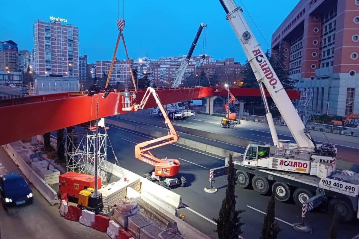 Cortes de tráfico este fin de semana en la A-2 por la instalación del penúltimo tramo de la nueva pasarela del Parque de las Avenidas