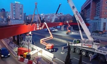 Cortes de tráfico este fin de semana en la A-2 por la instalación del penúltimo tramo de la nueva pasarela del Parque de las Avenidas
