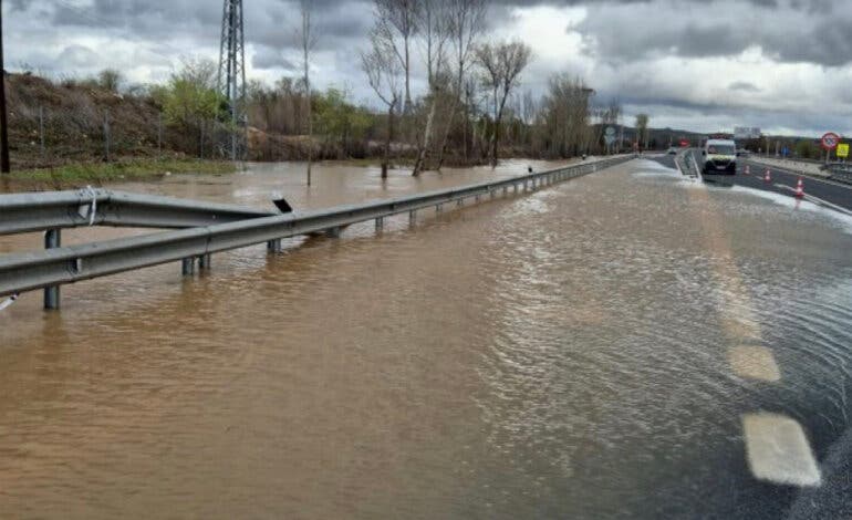 Cortada la M-206 en la entrada a Torrejón de Ardoz desde Loeches por desbordamiento del Henares