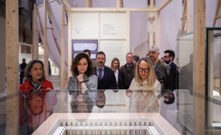 Ayuso inaugura en Alcalá de Henares la exposición «¡Hispano! Gladiadores en el Imperio Romano»
