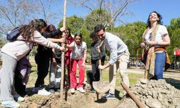 Torrejón de Ardoz celebra el Día del Árbol con escolares plantando nuevos ejemplares en la ciudad