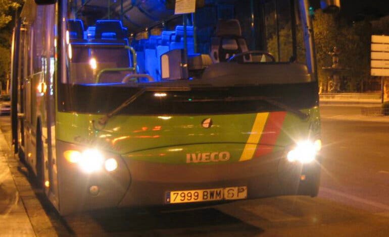 La línea nocturna de autobús que une Alcalá de Henares con Villalbilla, entre las que más paradas a demanda registró en 2024