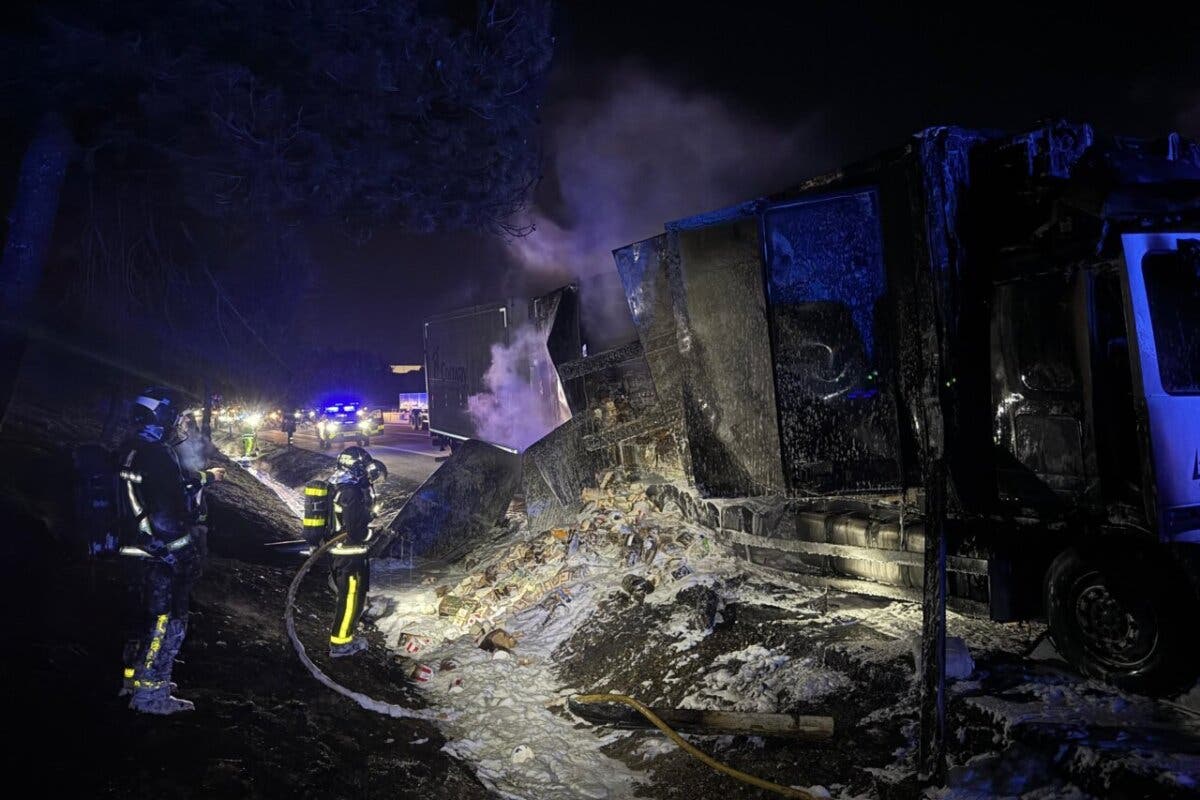 El incendio de un camión obliga a cortar un carril de la A-4 en Aranjuez