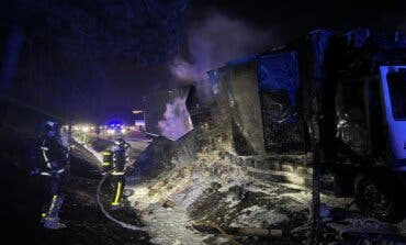 El incendio de un camión obliga a cortar un carril de la A-4 en Aranjuez