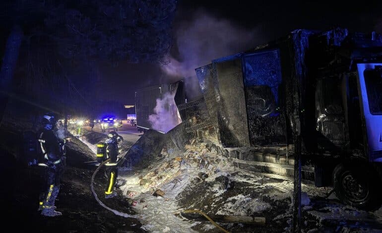 El incendio de un camión obliga a cortar un carril de la A-4 en Aranjuez