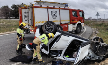 Aparatoso accidente de tráfico en la A-2: el conductor fue atendido por una UVI móvil 