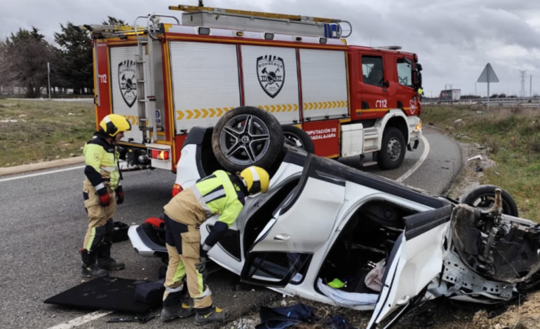 Aparatoso accidente de tráfico en la A-2: el conductor fue atendido por una UVI móvil 