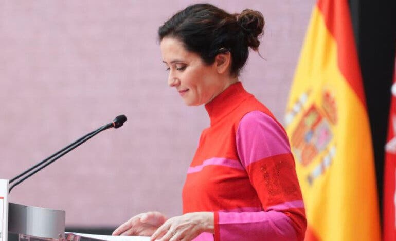 Ayuso recurre ante el Constitucional el reparto de menores extranjeros pactado con Puigdemont 