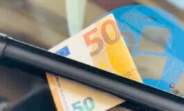 La Policía alerta: cuidado si encuentras un billete de 50 euros en el parabrisas de tu coche  