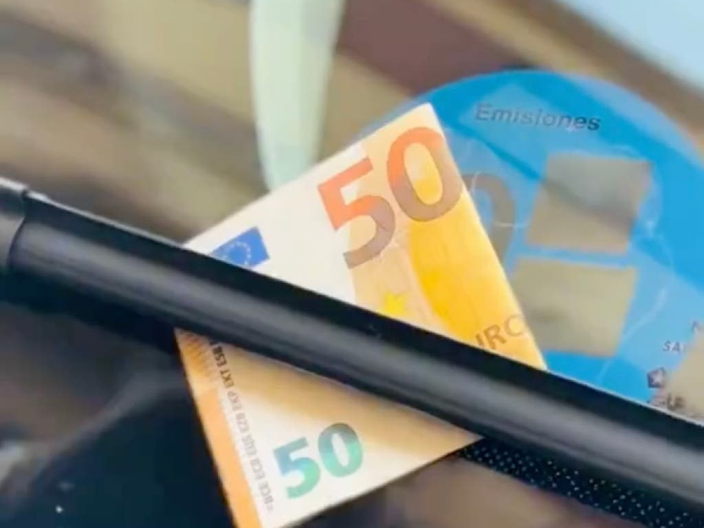 La Policía alerta: cuidado si encuentras un billete de 50 euros en el parabrisas de tu coche  