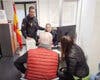 Encuentra 19.000 euros en un contenedor y los entrega a la Policía: fueron arrojados por error por la propietaria de un bar de Leganés 