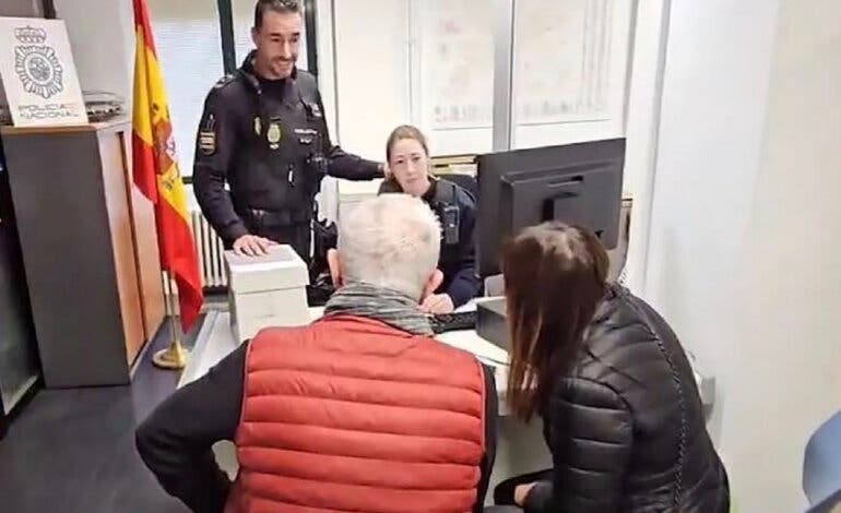 Encuentra 19.000 euros en un contenedor y los entrega a la Policía: fueron arrojados por error por la propietaria de un bar de Leganés 