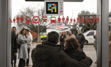 La Comunidad de Madrid estrena la primera marquesina de autobús con calefacción