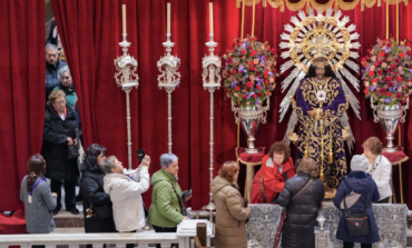 Miles de personas participan en Madrid en el tradicional besapiés del Cristo de Medinaceli