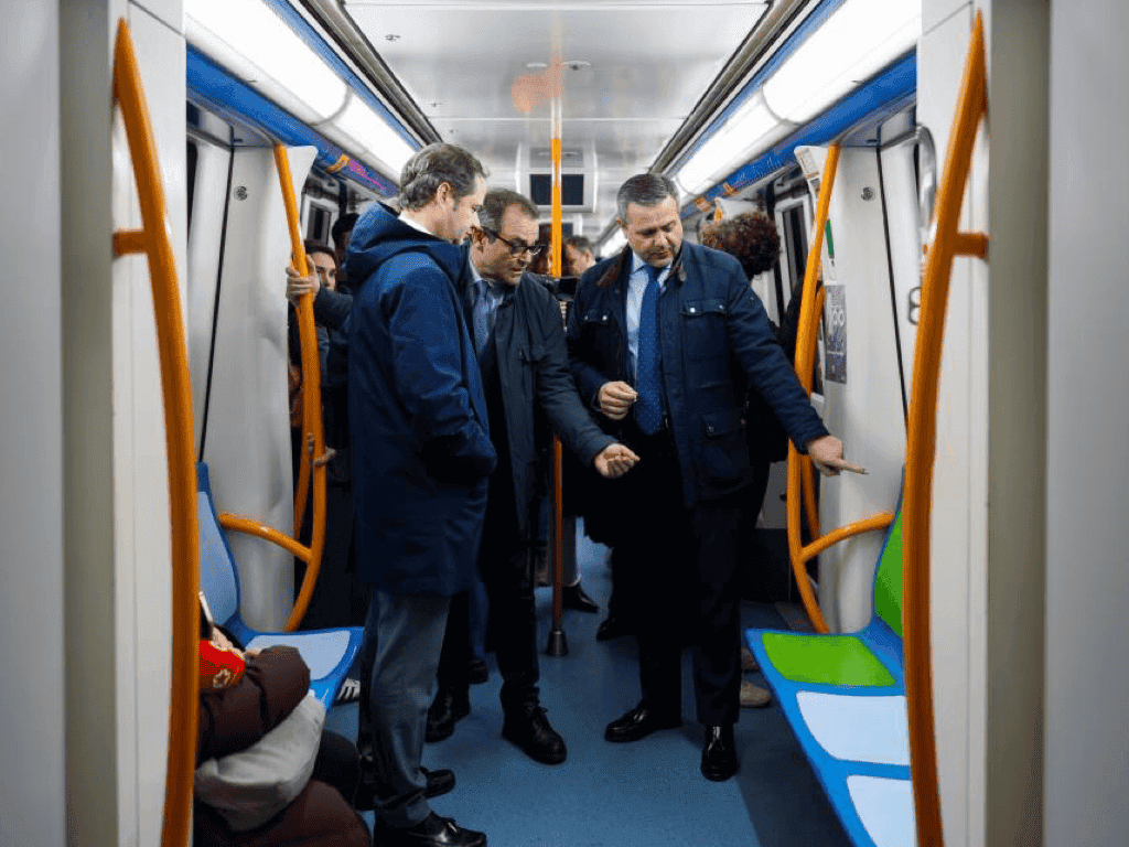 La Comunidad de Madrid amplía a todos los trenes de Metro los asientos reservados para personas con movilidad reducida