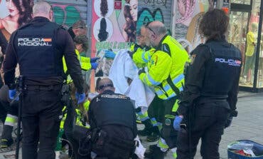 Apuñalado en el cuello un joven de 27 años en Puente de Vallecas