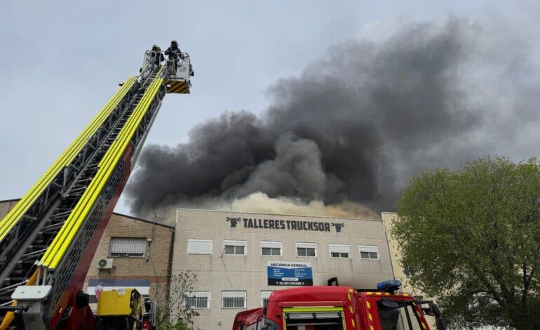 Incendio con explosiones en una nave industrial de Getafe
