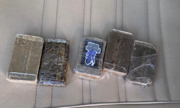 Tres detenidos en la A-2 tras arrojar 5 tabletas de hachís por la ventanilla