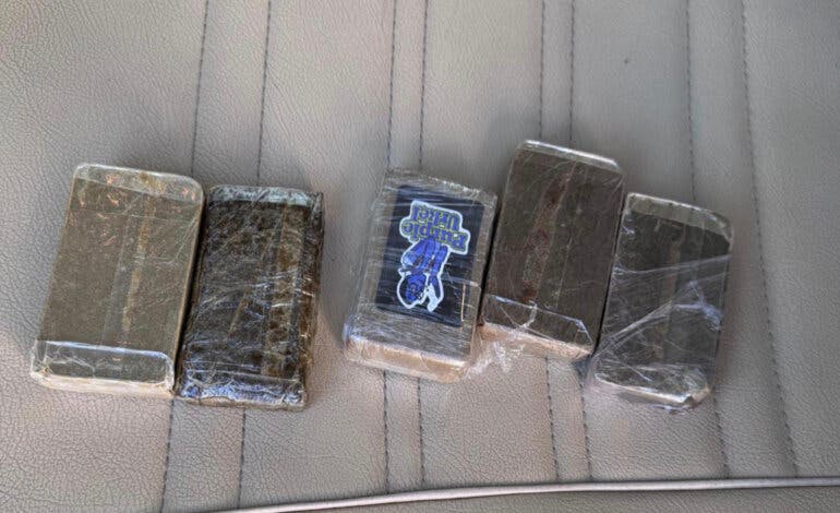 Tres detenidos en la A-2 tras arrojar 5 tabletas de hachís por la ventanilla