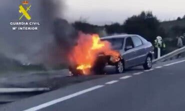 La Guardia Civil salva la vida de un conductor segundos antes de que su coche se incendiara en la M-505