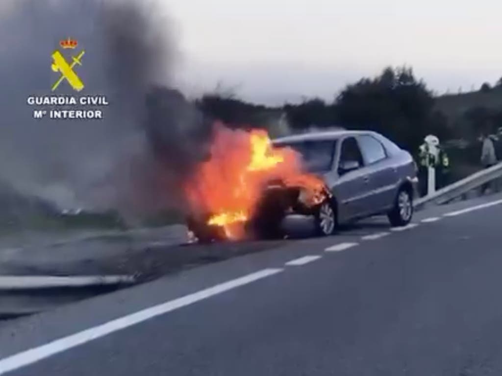 La Guardia Civil salva la vida de un conductor segundos antes de que su coche se incendiara en la M-505