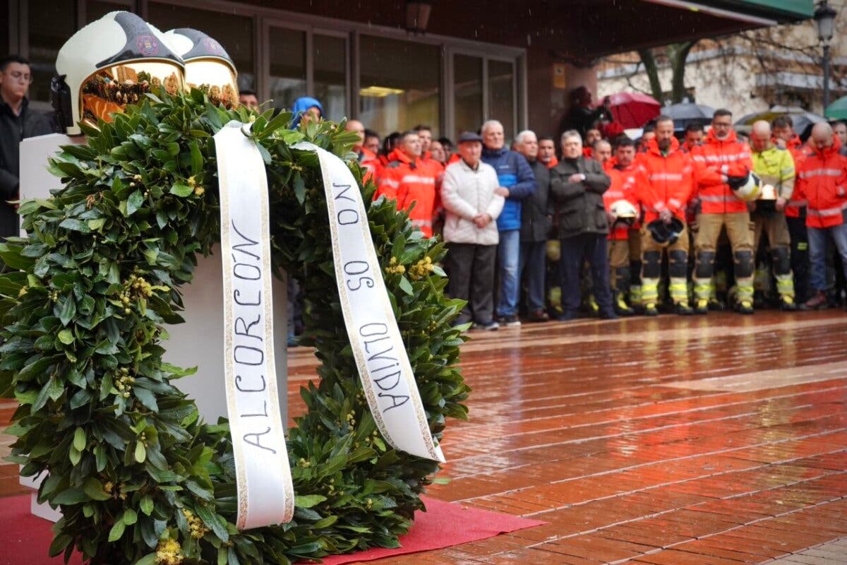 Cinco minutos de silencio por los bomberos Sergio y Jesús: «Alcorcón no os olvida»