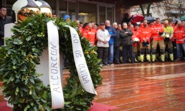 Cinco minutos de silencio por los bomberos Sergio y Jesús: «Alcorcón no os olvida»