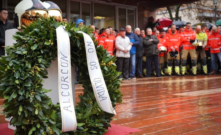 Cinco minutos de silencio por los bomberos Sergio y Jesús: «Alcorcón no os olvida»