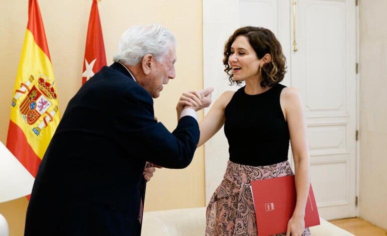 Ayuso concederá a Vargas Llosa la Medalla Internacional de las Artes a título póstumo