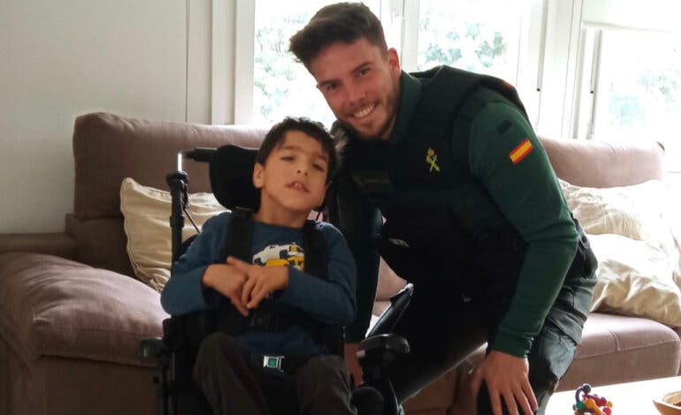 Agentes de la Guardia Civil salvan la vida a un niño atragantado con un tapón en Valdeolmos-Alalpardo