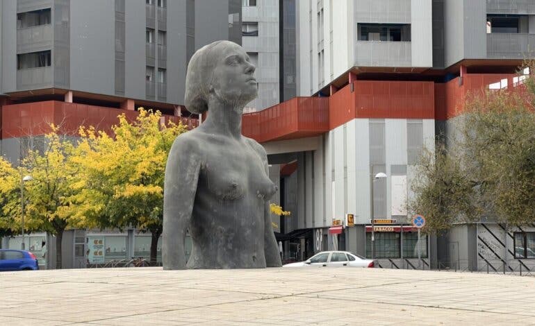 La Mujer de Coslada: la escultura de Antonio López que se ha convertido en símbolo de la ciudad
